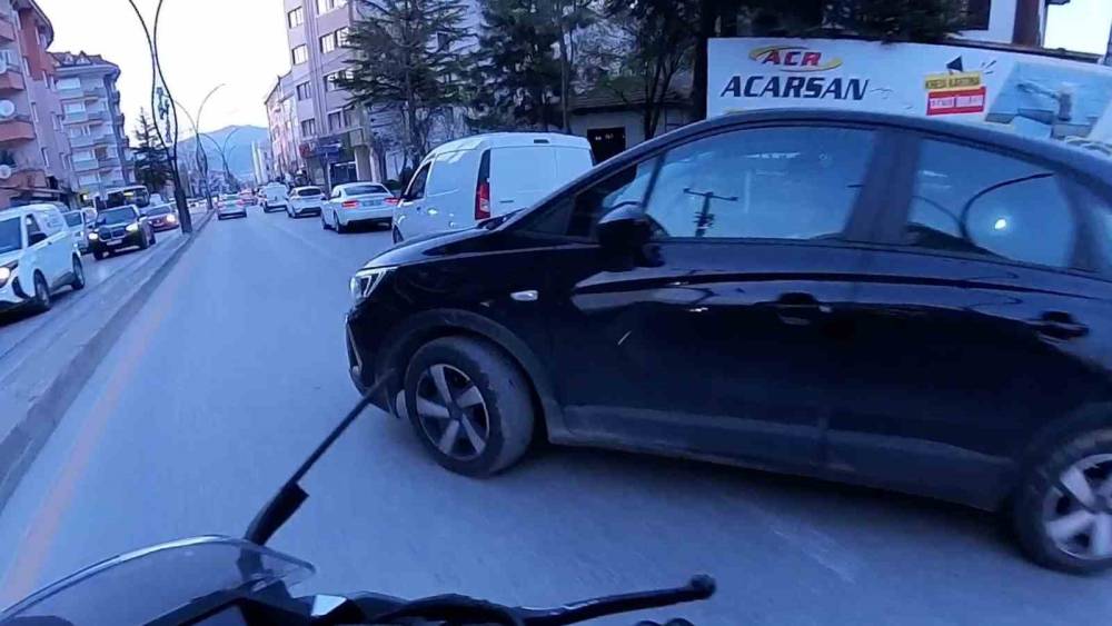 Trafik tartışmasında ger&ccedil;eği kask kamerası ortaya &ccedil;ıkardı
