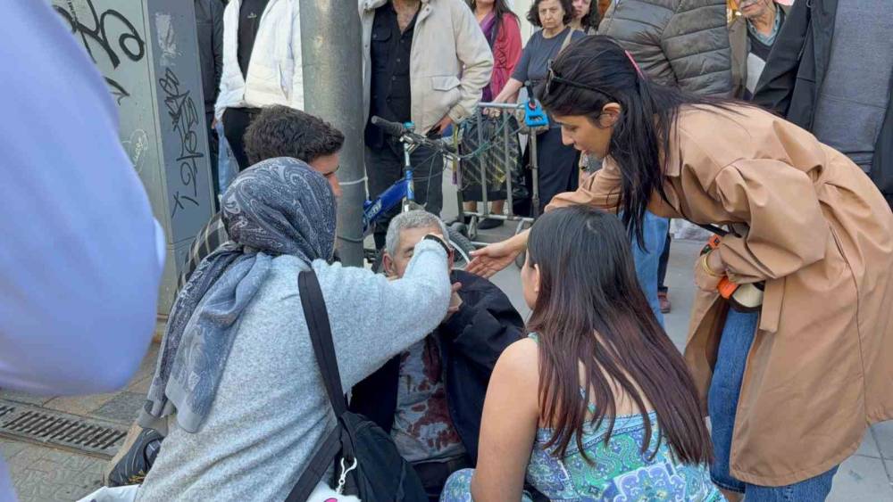 &Ccedil;ocuğun attığı yumrukla yaşlı adam kanlar i&ccedil;inde yere yığıldı
