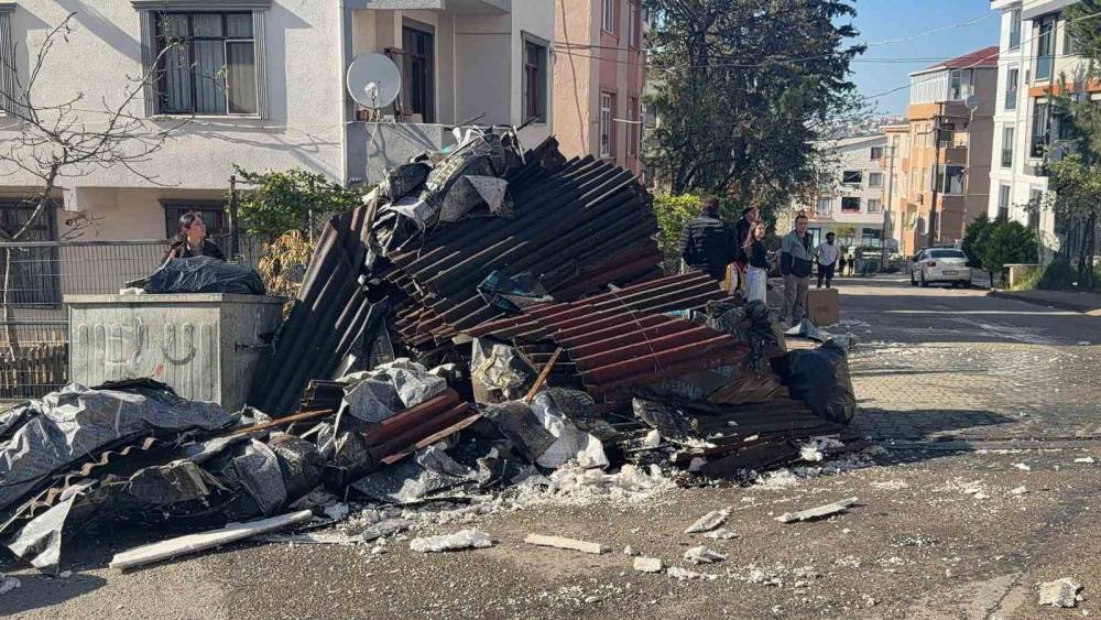 Kocaeli&rsquo;de tadilatta olan binanın &ccedil;atısı alevlere teslim oldu
