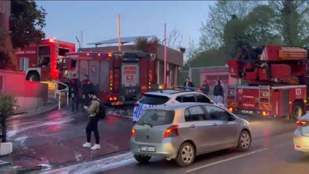Şişli&rsquo;de plaza otoparkındaki elektrikli otomobil alevlere teslim oldu
