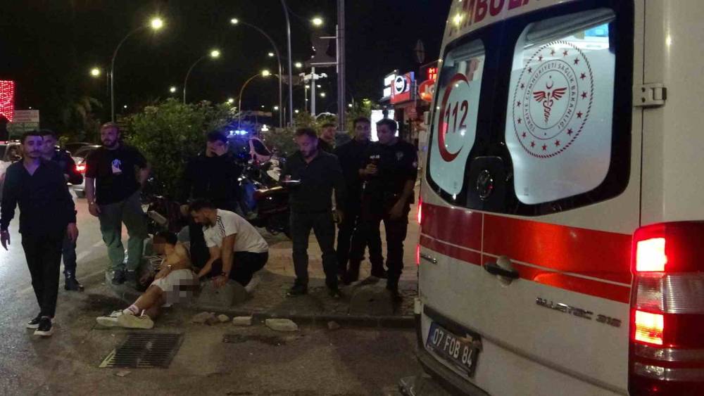 Galatasaray&rsquo;ın kutlamalarında taraftarı bı&ccedil;aklayan ş&uuml;pheli 24 saat ge&ccedil;meden yakalandı
