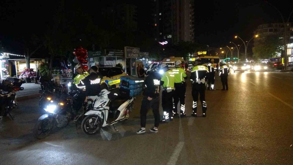 Kural tanımaz motosiklet s&uuml;r&uuml;c&uuml;lerine 498 bin TL ceza
