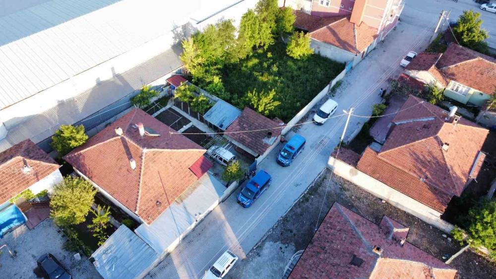 &Ccedil;orum&rsquo;da uyuşturucu operasyonu: Ka&ccedil;maya &ccedil;alışırken yakalandılar
