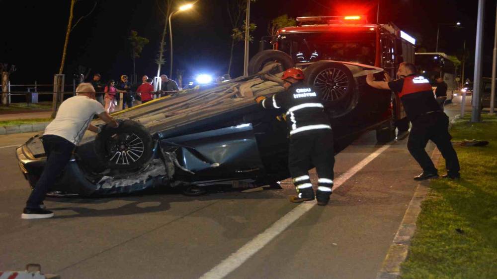 Ordu&rsquo;da alkoll&uuml; s&uuml;r&uuml;c&uuml; park halindeki hafif ticari araca &ccedil;arptı: 2 yaralı
