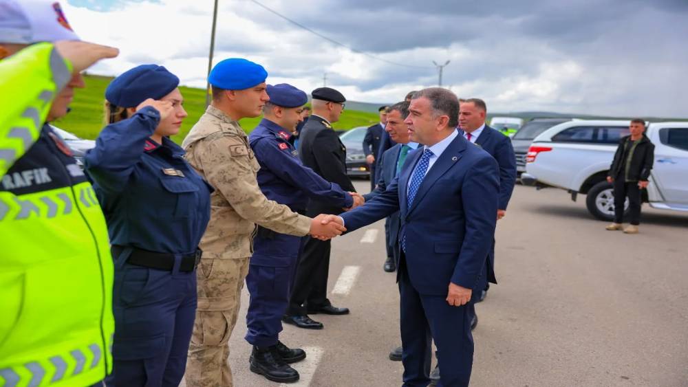 Bayburt&rsquo;ta bayram g&ouml;revindeki g&uuml;venlik personeliyle bayramlaşıldı
