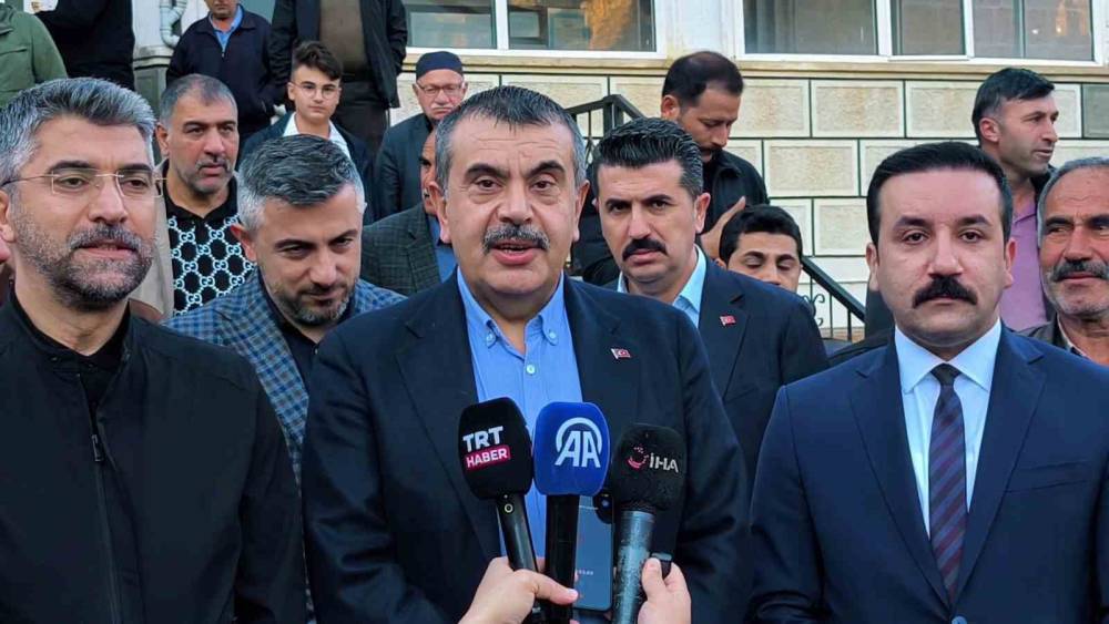 Milli Eğitim Bakanı Yusuf Tekin bayram namazını baba ocağı Uzundere&rsquo;de kıldı
