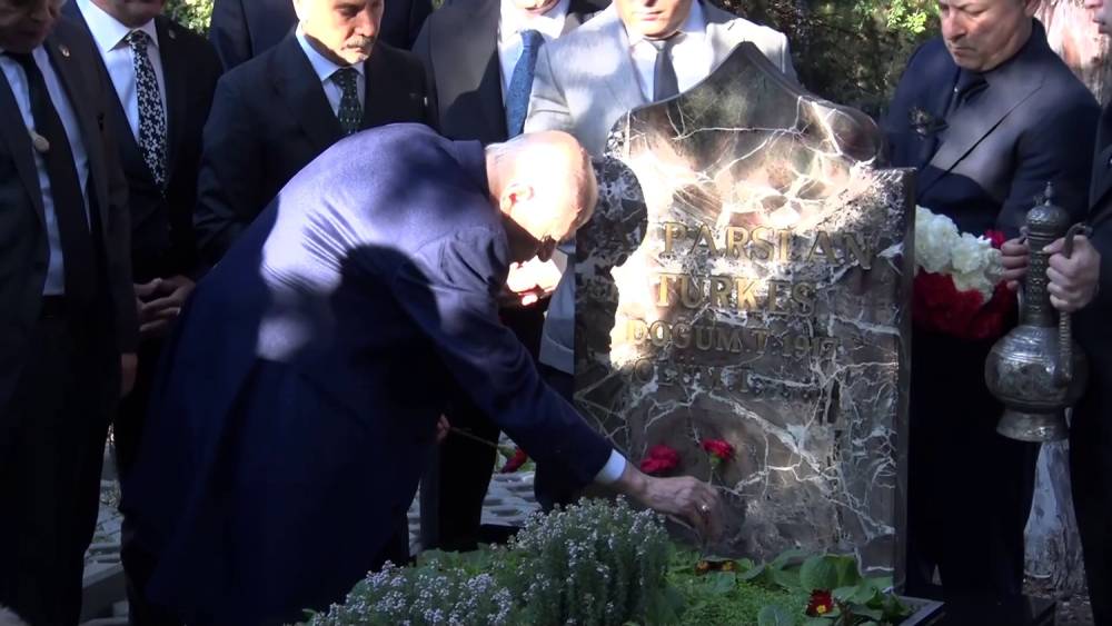 MHP lideri Bah&ccedil;eli, Merhum T&uuml;rkeş&rsquo;in kabrini ziyaret etti
