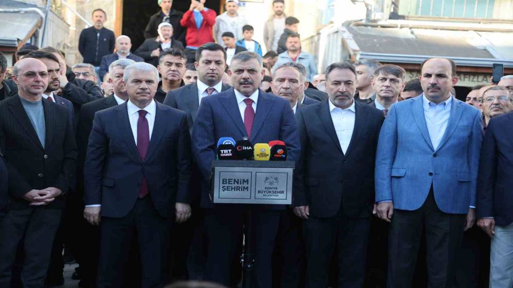 İ&ccedil;işleri Bakanı &Ccedil;ift&ccedil;i bayram namazını Konya&rsquo;da kıldı
