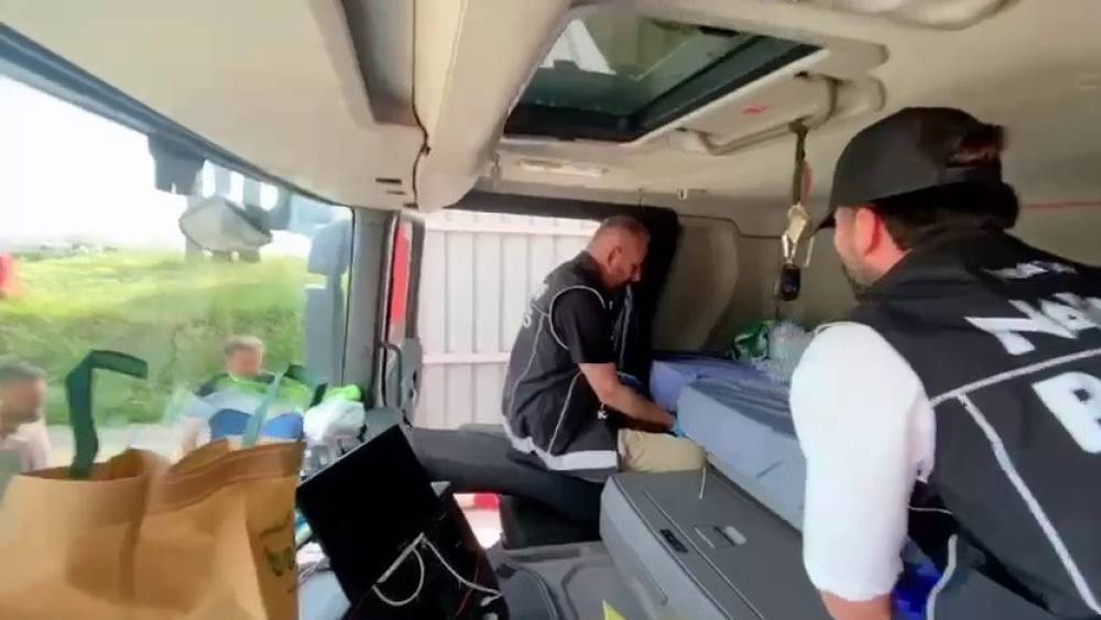 Tırda yatağın altından 12 milyon 600 bin TL&rsquo;lik uyuşturucu &ccedil;ıktı
