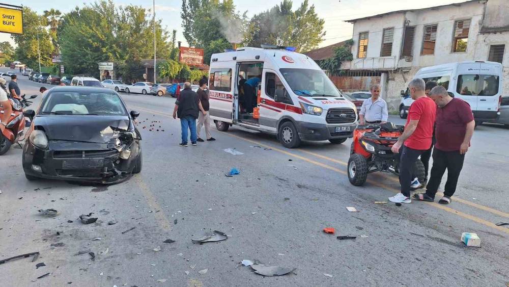 Otomobille &ccedil;arpışan ATV&rsquo;nin s&uuml;r&uuml;c&uuml;s&uuml; yaralandı
