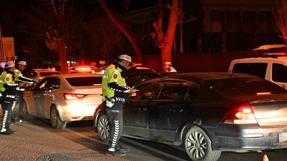 Kars&rsquo;ta Bayram trafiğinde sıkı denetim: "Bir kural, Bir hayat kurtarır"
