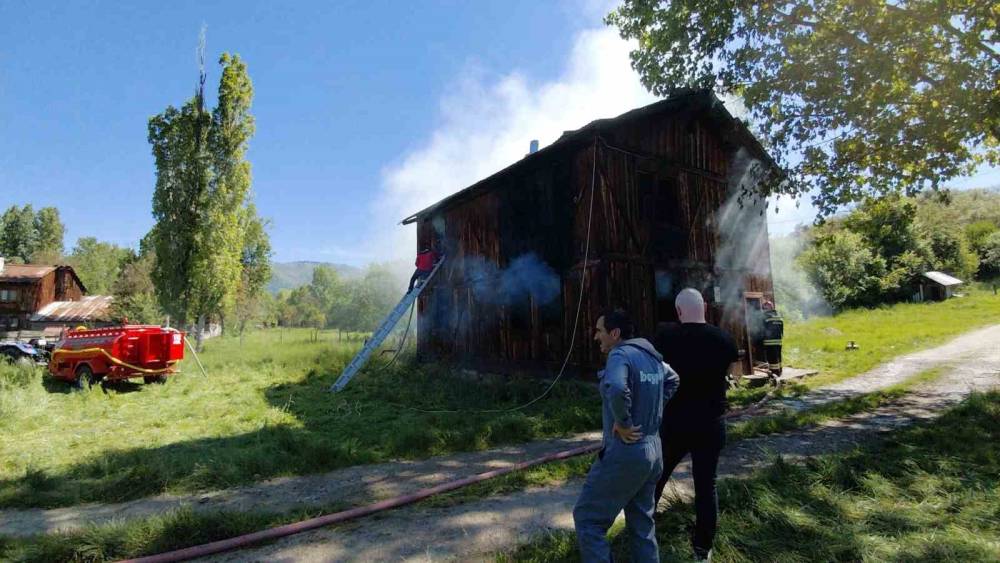 Alevlere teslim olan ahşap eve m&uuml;dahale i&ccedil;in ceviz ağacı kesildi
