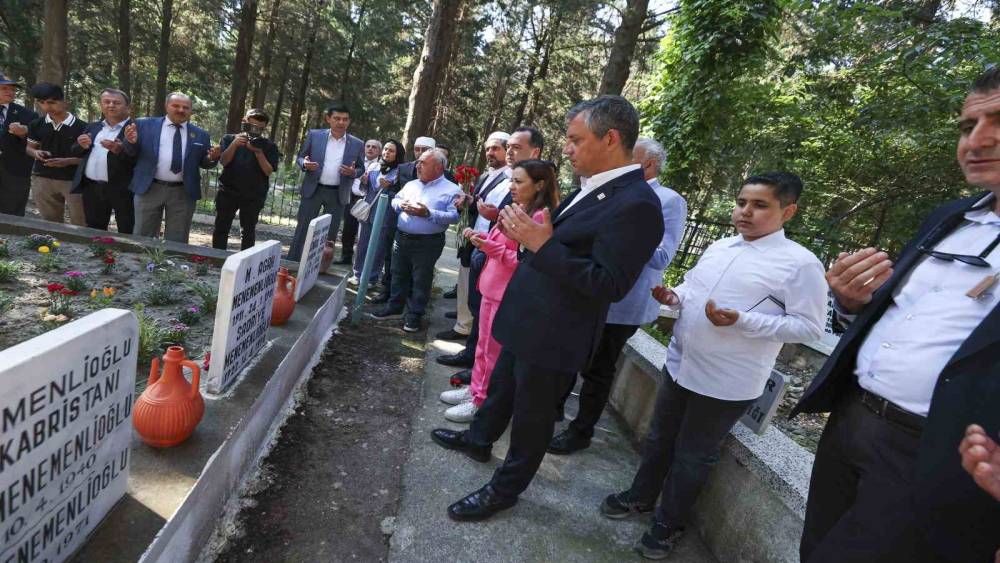 &Ouml;zg&uuml;r &Ouml;zel Manisa&rsquo;da şehitlik ve Ferdi Zeyrek&rsquo;in mezarını ziyaret etti
