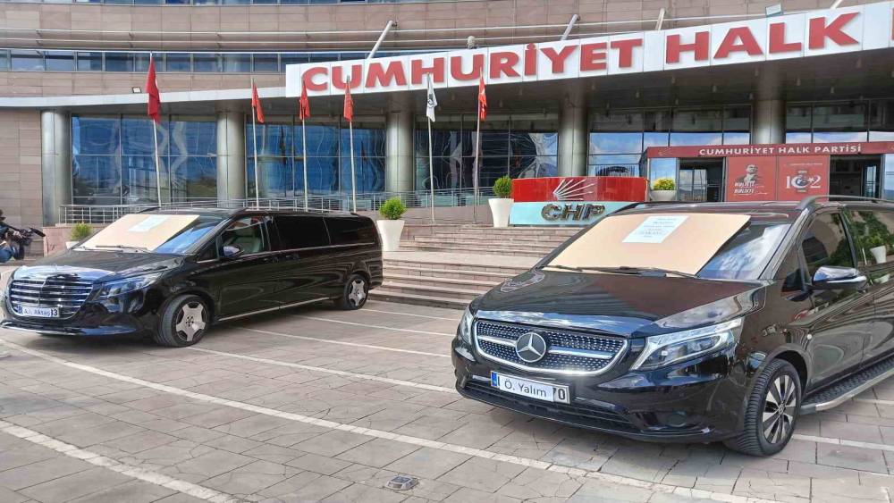 &Ouml;zg&uuml;r &Ouml;zel d&ouml;neminde CHP&rsquo;ye tahsis edildiği iddia edilen iki ara&ccedil; "Haram parayla alınmıştır" yazısıyla sergilendi
