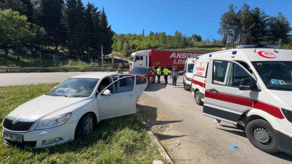 Samsun&rsquo;da SUV ile otomobil &ccedil;arpıştı: 1&rsquo;i &ccedil;ocuk 2 yaralı
