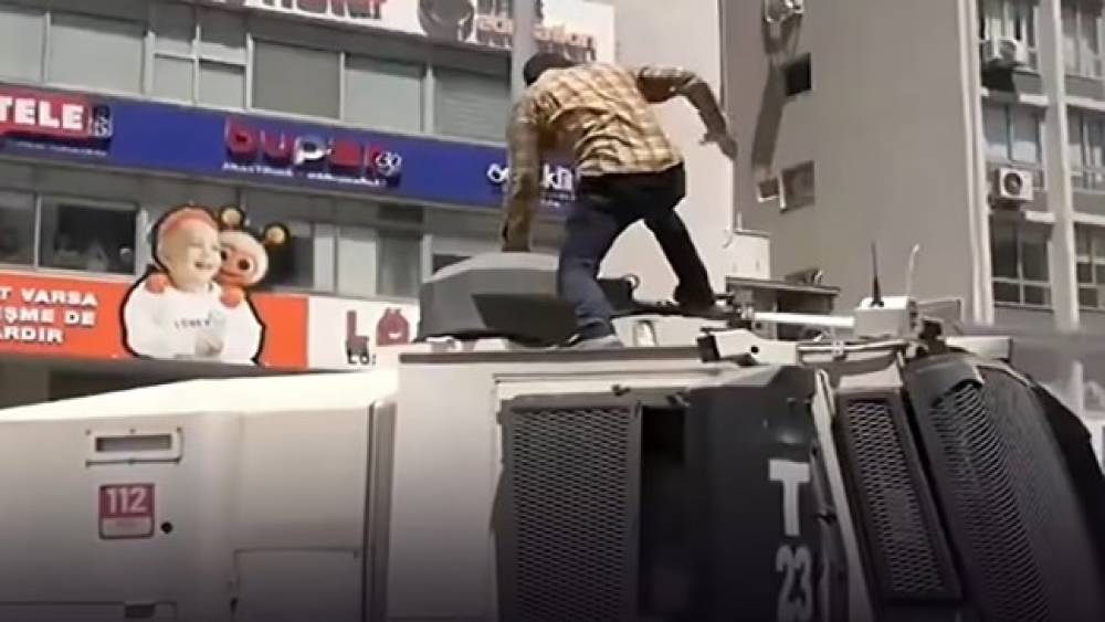 TOMA&rsquo;nın &uuml;st&uuml;ne &ccedil;ıkıp zarar veren saldırgan tutuklandı
