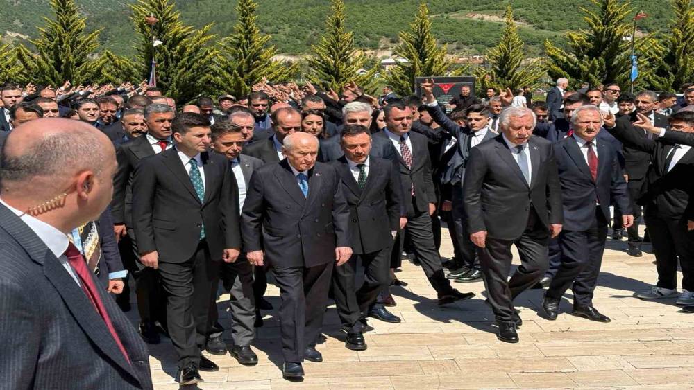 MHP Genel Başkanı Bah&ccedil;eli, &Uuml;lk&uuml;c&uuml; Şehitler Anıtı&rsquo;nı ziyaret etti
