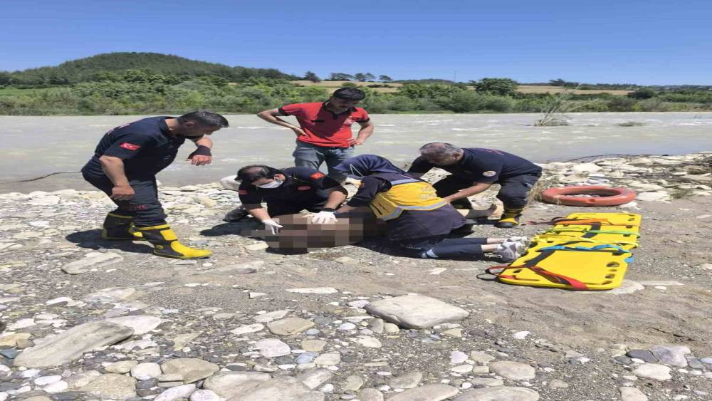 Serinlemek i&ccedil;in girdiği suda can verdi
