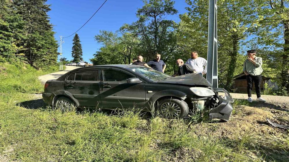 Kastamonu&rsquo;da otomobil direğe &ccedil;arptı: 3 yaralı
