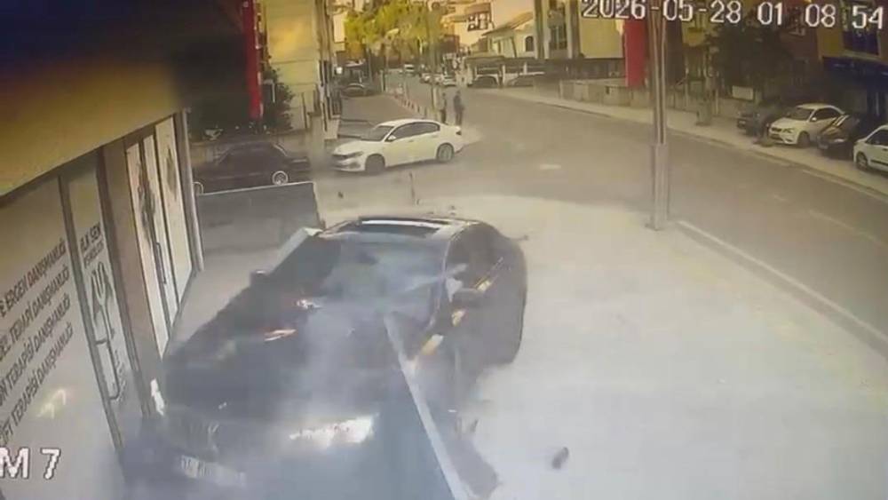 Kontrolden &ccedil;ıkan otomobil, danışmanlık merkezine daldı: O anlar kamerada
