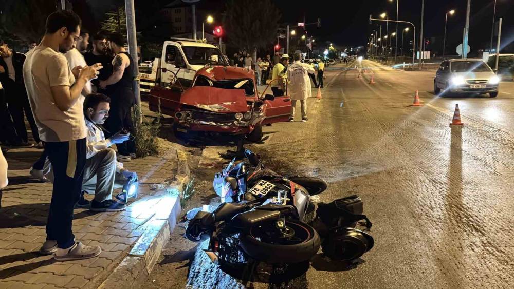 Kırmızı ışık ihlali felaket getirdi: Otomobilin &ccedil;arptığı motosikletli ağır yaralandı
