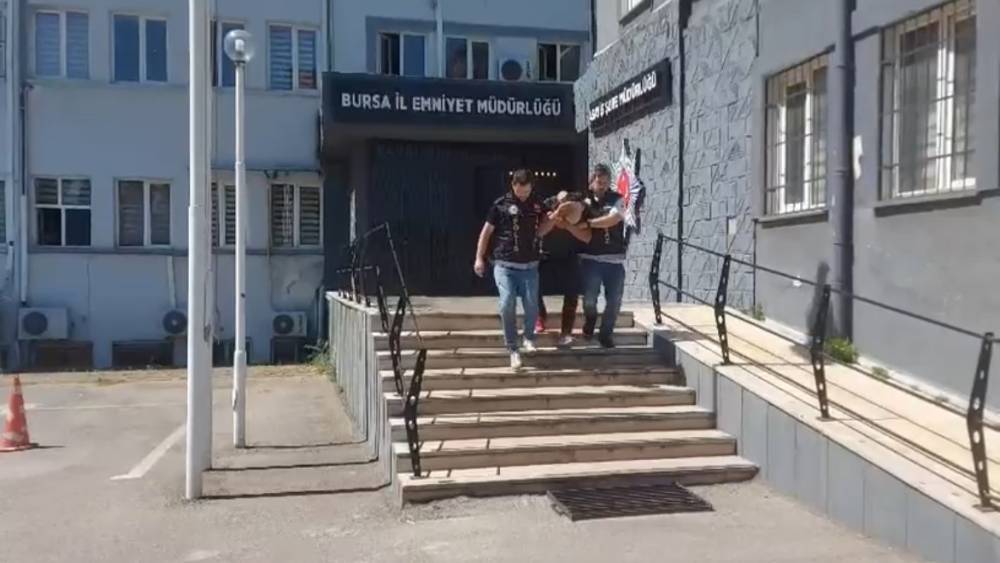 33 yıl hapis cezasıyla aranıyordu, polisten kurtulmak i&ccedil;in kayısı topluyormuş gibi yaptı
