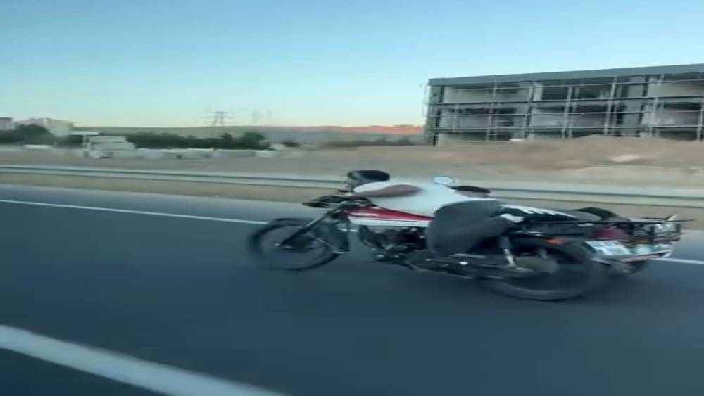 Motosikletin &uuml;zerine uzandı: Hem kendi hem de arkadaşının canını hi&ccedil;e saydı
