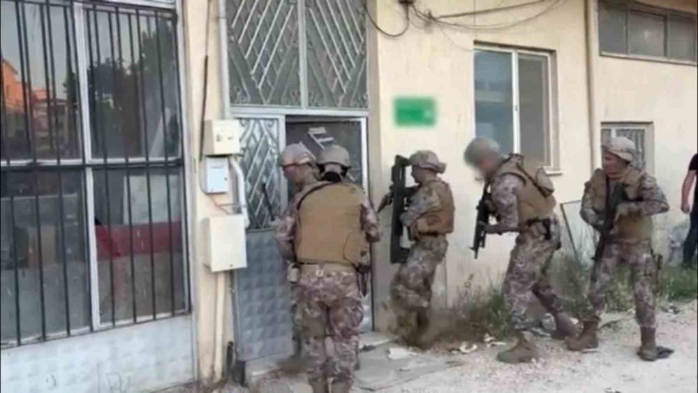 Daltonların adını kullanan &ouml;rg&uuml;te b&uuml;y&uuml;k darbe...Evi b&ouml;yle kurşunlayıp kaydettiler, polis &ccedil;ok ge&ccedil;meden &ccedil;&ouml;kertti...

