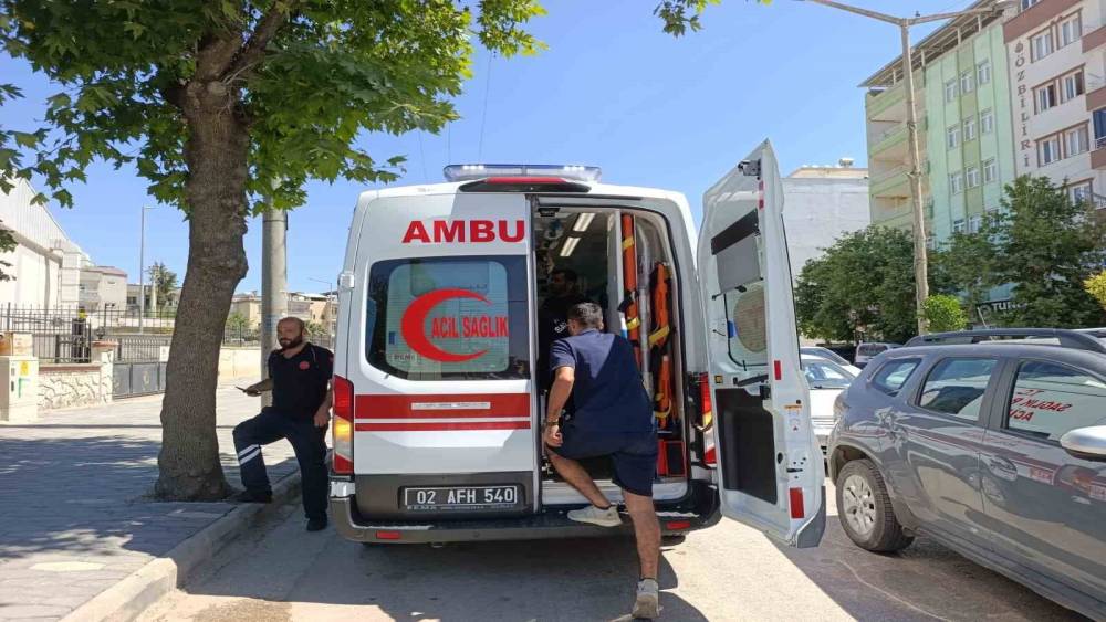Motosikletin devrildiği kazada s&uuml;r&uuml;c&uuml; yaralandı
