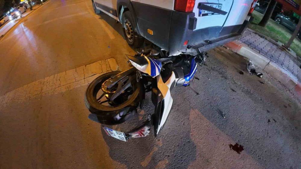 Motosiklet s&uuml;r&uuml;c&uuml;s&uuml;n&uuml;n &ouml;l&uuml;mden d&ouml;nd&uuml;ğ&uuml; kaza kamerada
