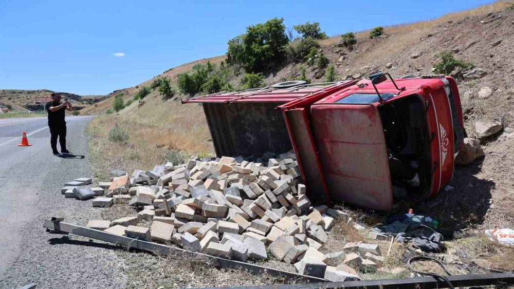 Elazığ&rsquo;da parke taşı y&uuml;kl&uuml; kamyonet devrildi: 2 yaralı
