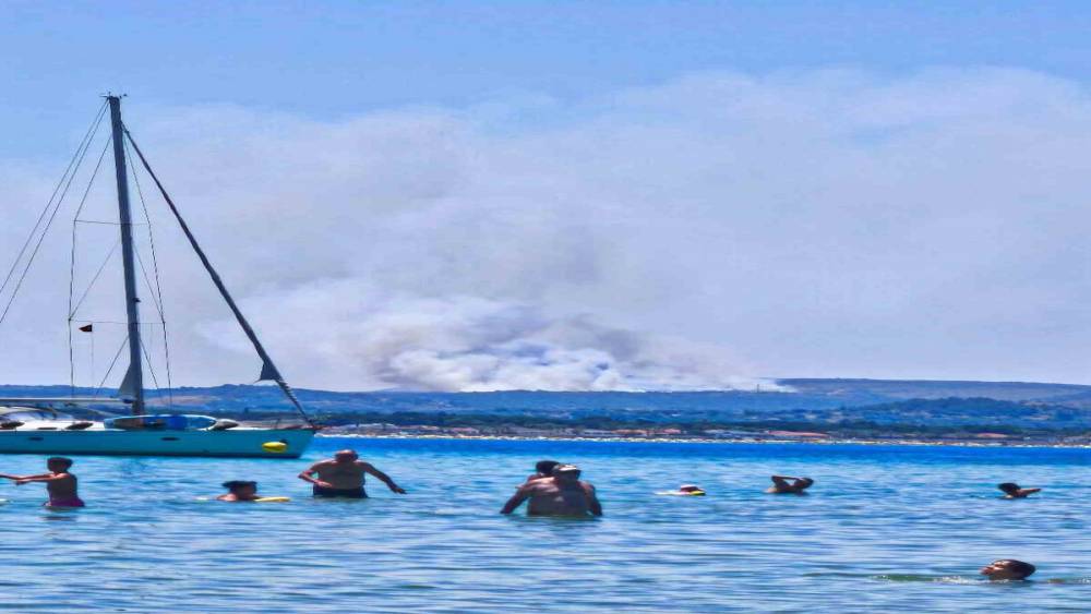 &Ccedil;eşme&rsquo;de &ccedil;&ouml;pl&uuml;kte &ccedil;ıkan yangın makilik alana sı&ccedil;radı
