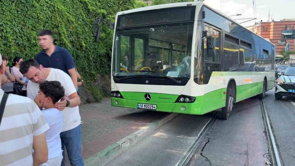 Bursa&rsquo;da anne ve bebeğine otob&uuml;s &ccedil;arptı: 2 yaralı
