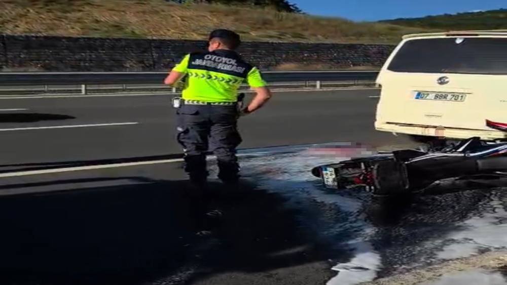Panelvana &ccedil;arpan motosikletli ağır yaralandı
