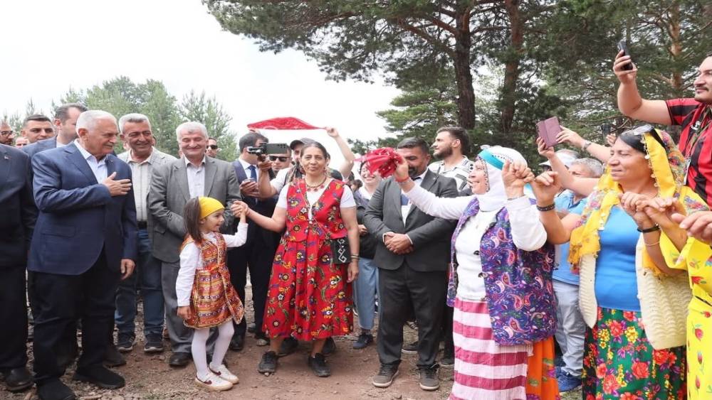 Binali Yıldırım Refahiye&rsquo;deki Or&ccedil;ul Festivali&rsquo;nde vatandaşlarla buluştu
