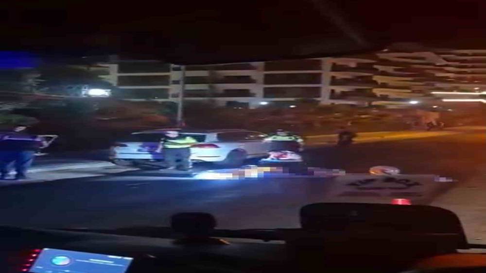 Alanya&rsquo;da park halindeki otomobile &ccedil;arpan gen&ccedil; motosikletli hayatını kaybetti

