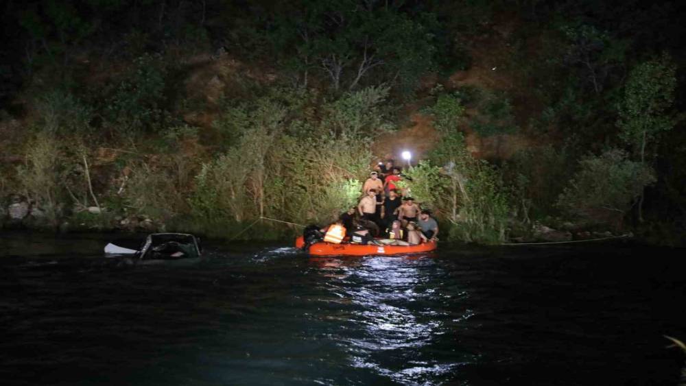 Munzur Nehri&rsquo;ne yuvarlanan ara&ccedil;tan atlayan kadın hayatını kaybetti
