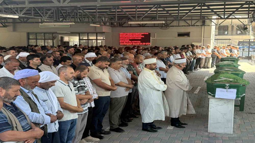 Mersin&rsquo;deki 4 kişi feryatlar arasında son yolculuğuna uğurlandı
