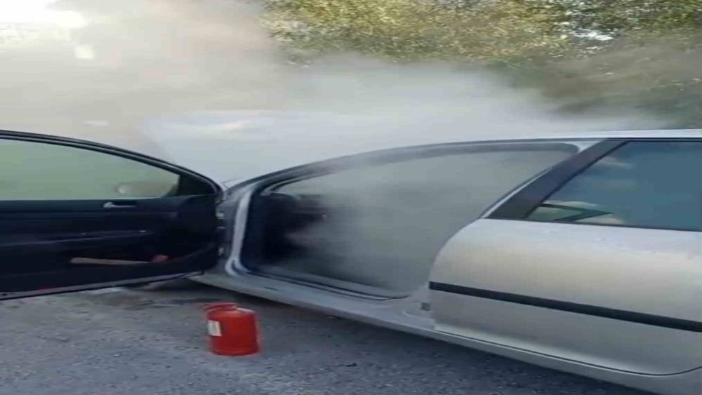 Park halindeki otomobil alevlere teslim oldu: Vatandaşlar yangın t&uuml;pleriyle seferber oldu
