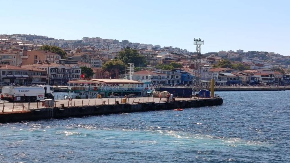 Şişme botuyla deniz a&ccedil;ılan gen&ccedil; panikleyince s&uuml;r&uuml;klenmeye başladı
