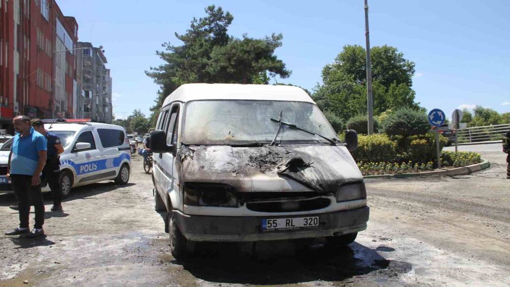 Samsun&rsquo;da seyir halindeki minib&uuml;s yandı
