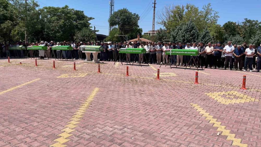 Antalya&rsquo;daki feci kazada hayatını kaybeden aile son yolculuğuna uğurlandı
