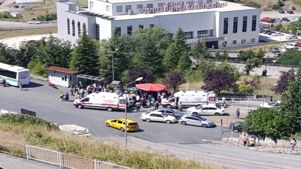 Kontrolden &ccedil;ıkan otomobil kalabalığa daldı; 4 yaralı
