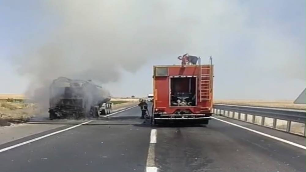 Mardin&rsquo;de seyir halindeki tanker alev aldı
