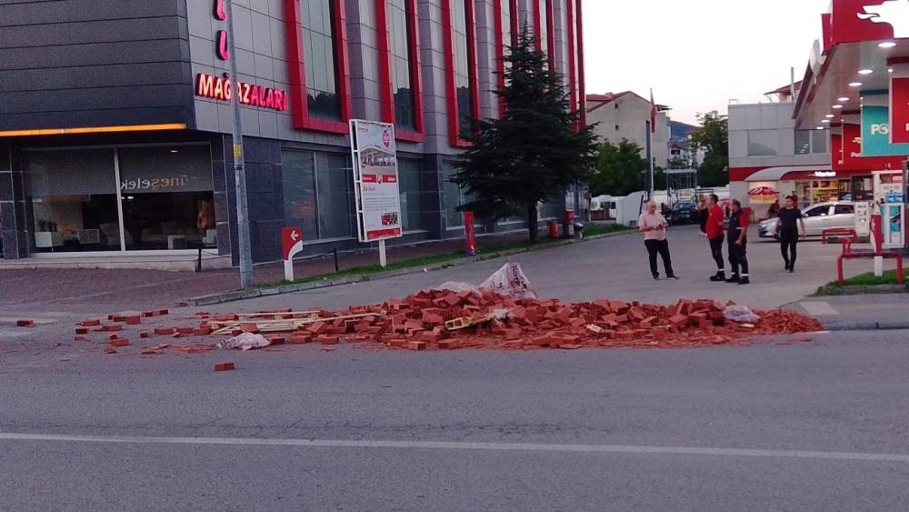&Ccedil;aycuma&rsquo;da hareket halindeki tırdan yola tuğlalar sa&ccedil;ıldı
