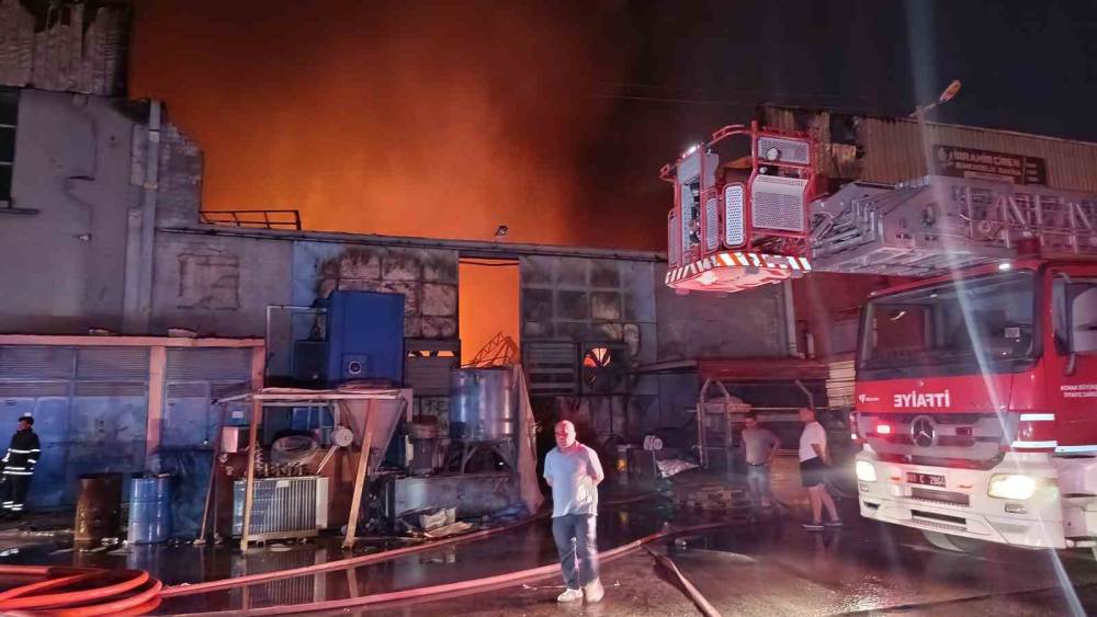 Ayakkabı tabanı &uuml;reten fabrika alevlere teslim oldu
