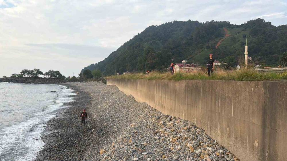 Rize&rsquo;de kaybolan 10 yaşındaki Ali Kerem i&ccedil;in Artvin sahilinde arama başlatıldı
