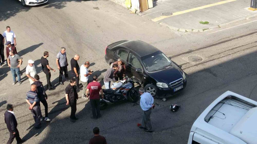 Kars&rsquo;ta ilgin&ccedil; kaza: Otomobil ile motosiklet &ccedil;arpıştı, s&uuml;r&uuml;c&uuml; motosikletini bırakıp kayboldu
