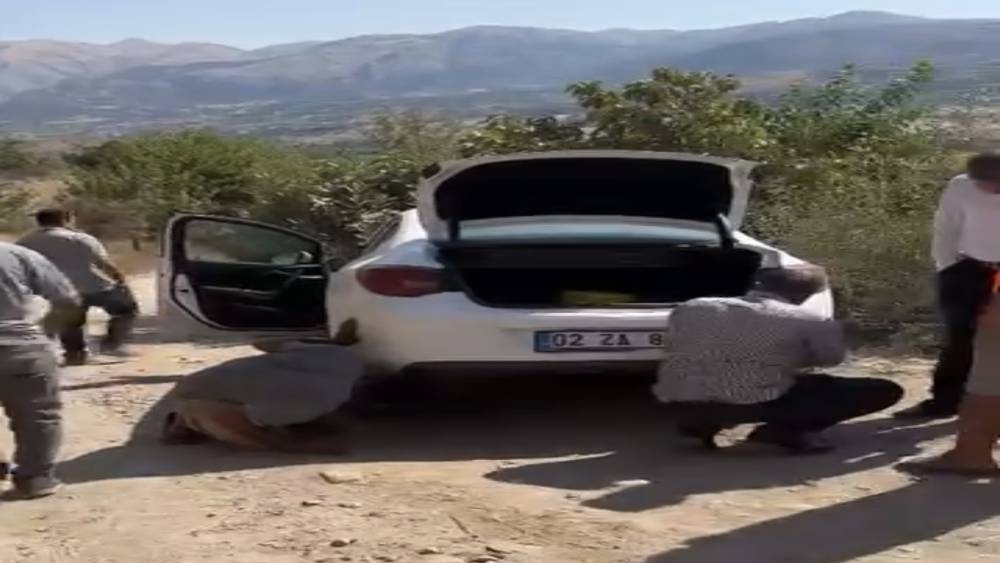 Şarampole giren otomobil halatla kurtarıldı

