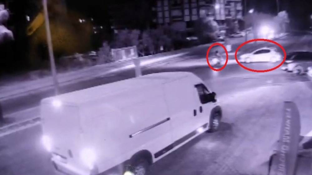 Otomobille &ccedil;arpışan motosikletlinin yola savrulduğu anlar kamerada
